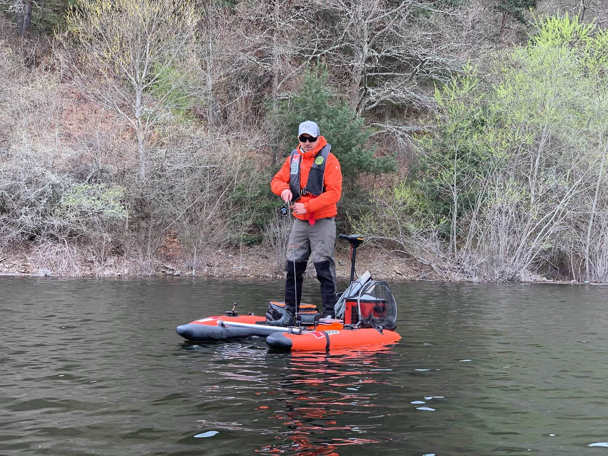 Comment coller un support moteur sur un Float tube Seven Bass